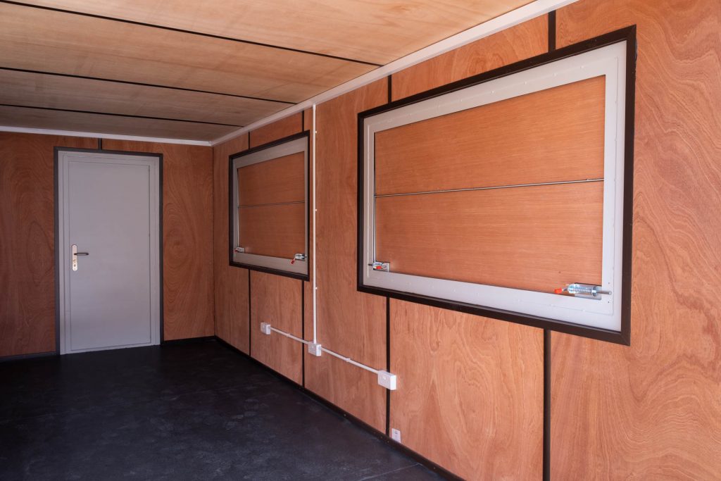 Contenedor de envío de 20 pies con doble trampilla de servicio